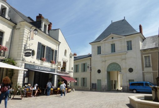 A Fontevraud-L'Abbaye, la valorisation patrimoniale encourage les interventions de requalification de l'espace public (Fontevraud-L'Abbaye - 2015) en grand format (nouvelle fenêtre)