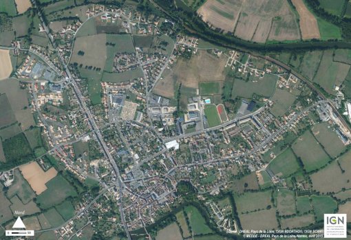 A Beaumont-sur-Sarthe, l'épaississement du bourg sur les plateaux et l'occupation diffuse des coteaux de la Sarthe créé un enclavement progressif des terres pour lesquelles le maintien de la vocation agricole est menacé (2010) en grand format (nouvelle fenêtre)