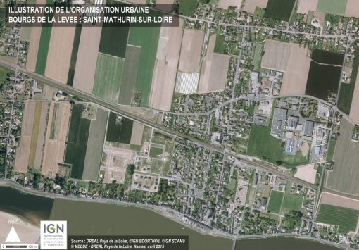 Extrait aérien illustrant l'organisation urbaine des bourgs sur la levée – exemple de Saint-Mathurin-sur- Loire en grand format (nouvelle fenêtre)