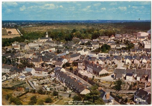 Vue aérienne de Port Brillet – Logements ouvriers en bande avec petits jardins (Archives départementales de Mayenne, 15Fi 563.) en grand format (nouvelle fenêtre)