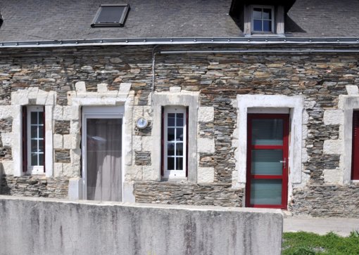 Des murs de schiste local et des entourages de tuffeau qui rappellent la proximité de l'Anjou blanc (Saint- Clément-de-la-Place) en grand format (nouvelle fenêtre)