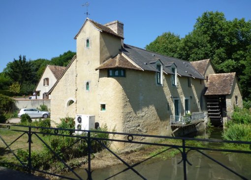 Un patrimoine spécifique de moulins, ponts et chaussées, qui anime une frange de bourg au bord de l'eau (Vallon-sur-Gée) en grand format (nouvelle fenêtre)