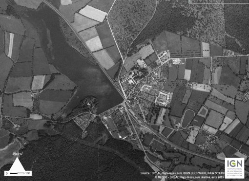 La photo aérienne de 1958 montre l'emprise foncière importante du site des forges de Port-Brillet (BD ORTHO Historique 1958) en grand format (nouvelle fenêtre)