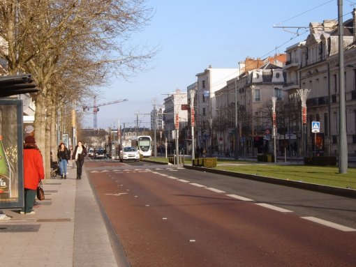 Des boulevards urbains de ceinture marqués par des alignements et constituant des axes majeurs de déplacement et de commerce : Boulevard Foch à Angers en grand format (nouvelle fenêtre)