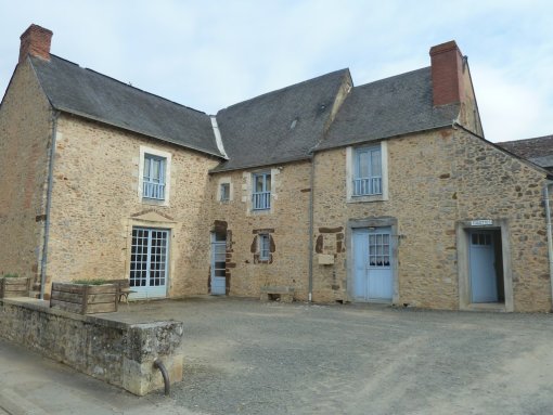 Une architecture qui met en oeuvre les calcaires bleutés primaires armoricains (Cossé-en-Champagne) en grand format (nouvelle fenêtre)