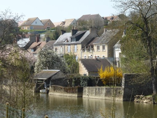 Les extensions pavillonnaires sur les plateaux créent des enjeux en termes de cohabitation paysagère avec le patrimoine ancien (Fresnay-sur-Sarthe - 2015) en grand format (nouvelle fenêtre)
