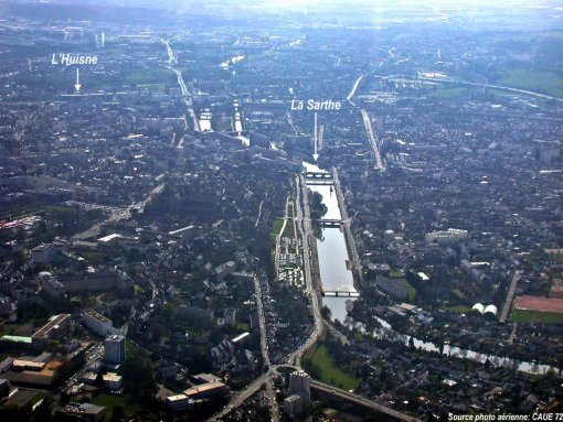 Des rivières qui créent de véritables espaces de respiration dans le tissu urbain manceau (source photo aérienne : CAUE de la Sarthe, 2003) en grand format (nouvelle fenêtre)