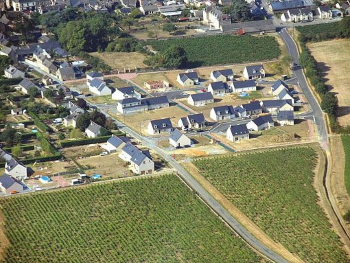 L'extension au nord du bourg de Beaulieu-sur-Layon étend la ville vers les terres viticoles (source : J.-L. POURCHER, R. KRIM. Beaulieu vu du ciel.) en grand format (nouvelle fenêtre)