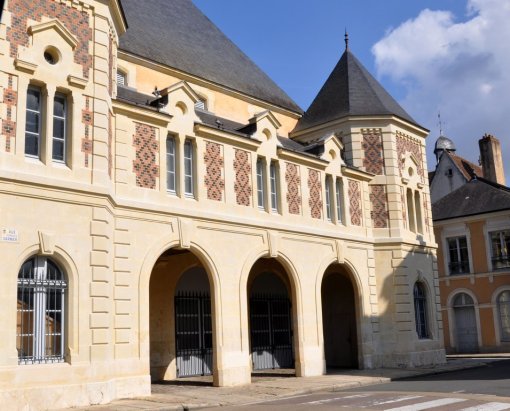 Utilisation de la brique dans l'architecture donnant au paysage urbain local ses couleurs chaudes (Saint-Calais) en grand format (nouvelle fenêtre)