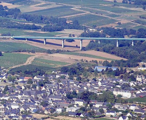 L'aménagement de l'A87 a entraîné la construction d'un viaduc surplombant le Layon à proximité du bourg de Beaulieu-sur- Layon (source : J.-L. POURCHER, R. KRIM. Beaulieu vu du ciel.) en grand format (nouvelle fenêtre)