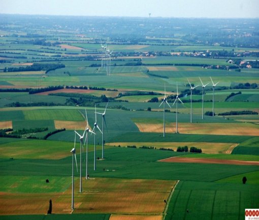 Les parcs éoliens ont un impact visuel très fort dans la plaine d'Angles (Le Langon – source : CAUE 85) en grand format (nouvelle fenêtre)