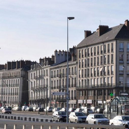 Instabilité du sol lisible sur les façades bancales des quais de Loire (Nantes) en grand format (nouvelle fenêtre)