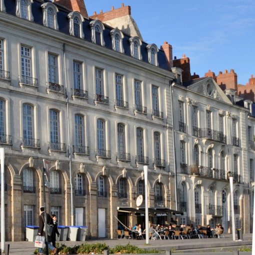 Des hôtels particuliers qui marquent les anciens quais de l'alignement de leurs façades classiques : île Feydeau (Nantes) en grand format (nouvelle fenêtre)