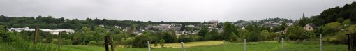 Confluence du ruisseau de la Chevalerie sur la Mayenne, dégageant un cône de vue sur l'agglomération avec un premier plan très naturel (Laval) en grand format (nouvelle fenêtre)