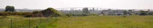 Zone industrielle et silhouette du pont de Cheviré marquant l'horizon est de la Loire estuarienne (Saint-Herblain) en grand format (nouvelle fenêtre)