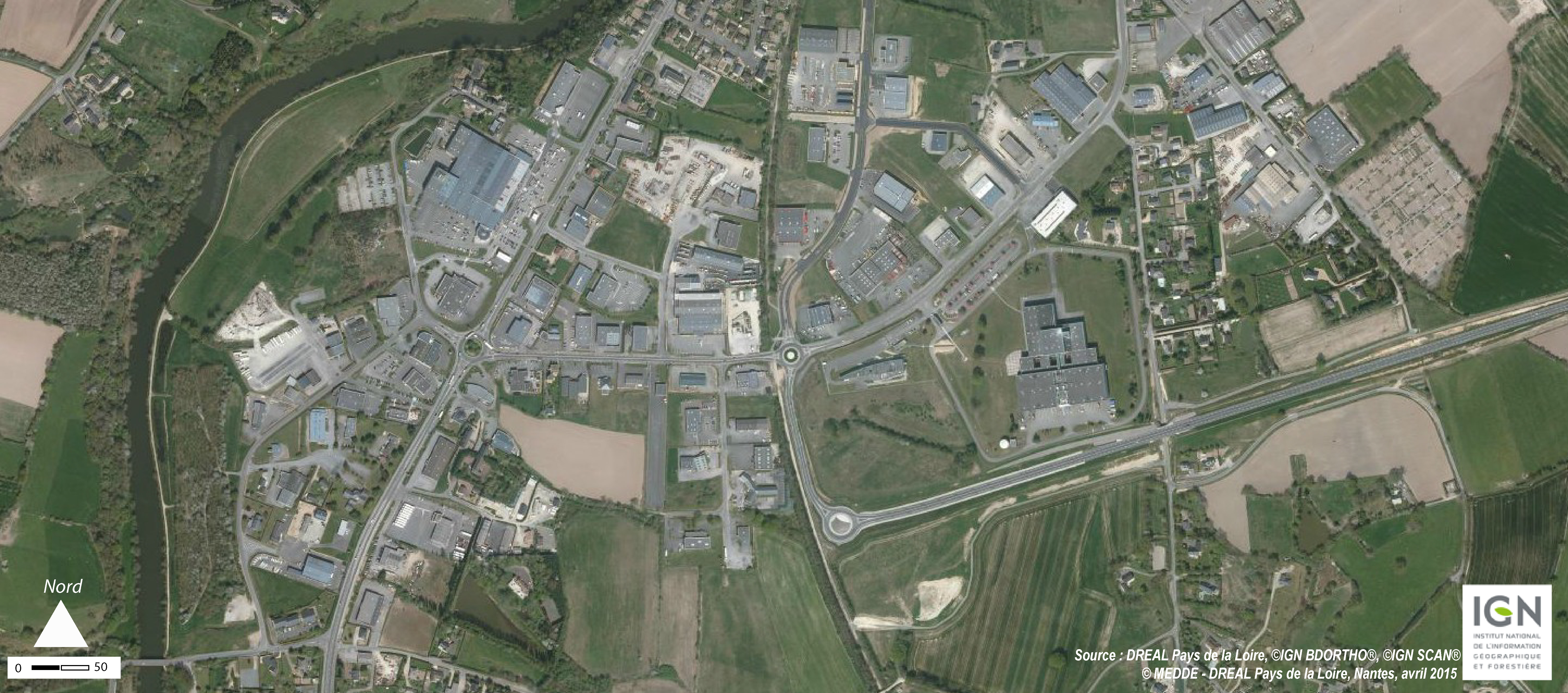 Les abords de la RN 162 ont accueilli le développement des principales zones d'activités de Mayenne (2010) en grand format (nouvelle fenêtre)