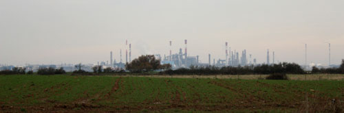 Paysage industrialo-portuaire de Donges en second plan vu depuis Corsept et son paysage agricole au premier plan