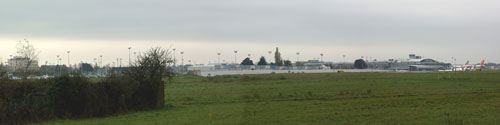 Accompagné des infrastructures de stationnement, d’hôtels et d’industries aéronautiques, l’aéroport de Nantes-Atlantique (Bouguenais) constitue un paysage à part entière