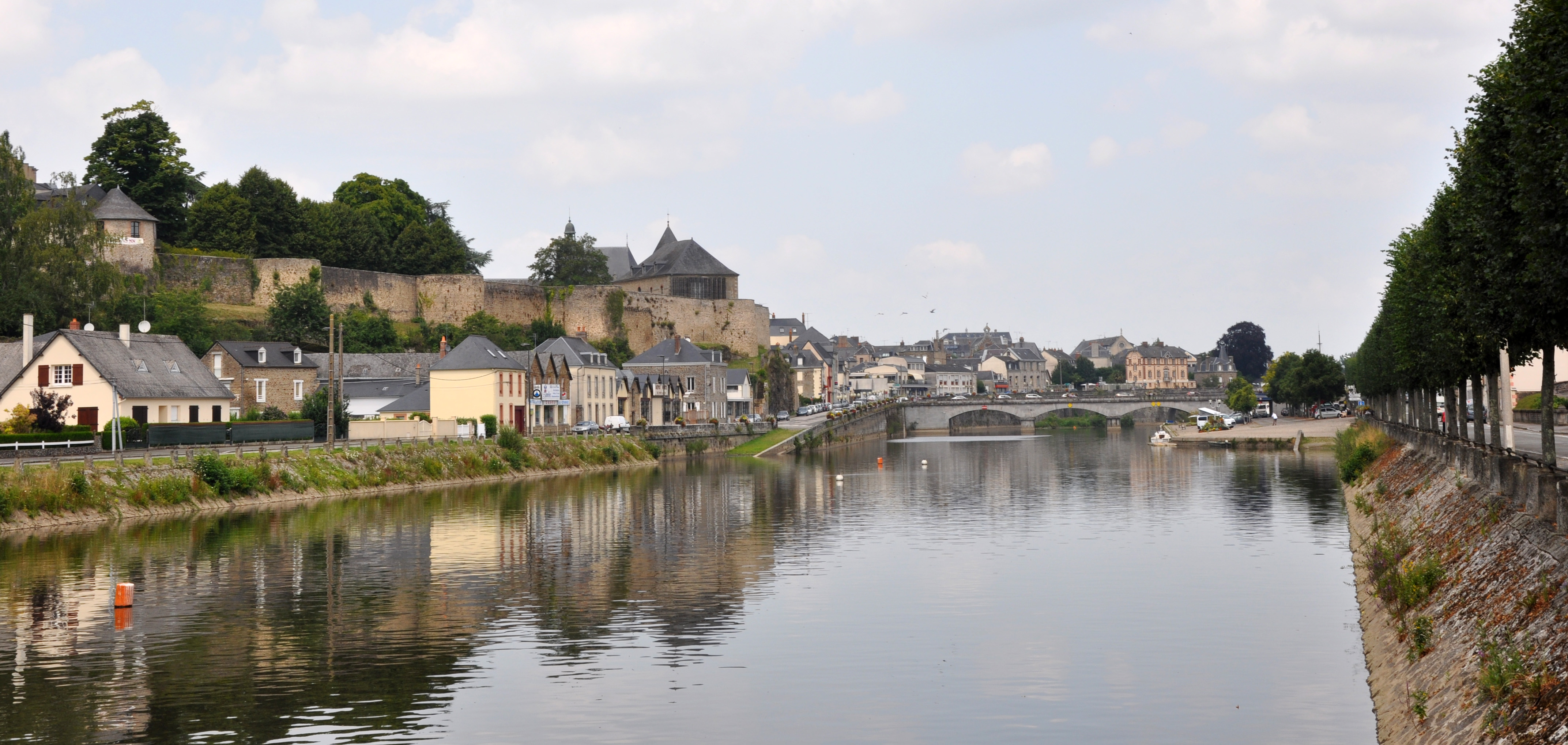 Des villes qui se structurent sur la rivière et s’étagent sur les vallées, marquant des positions de carrefour entre Normandie, Maine et Bretagne