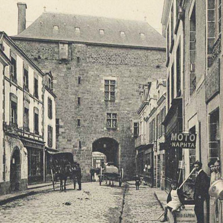 Guérande, rue et porte St Michel (fond iconographique des archives départementales, cote 23Fi3375)