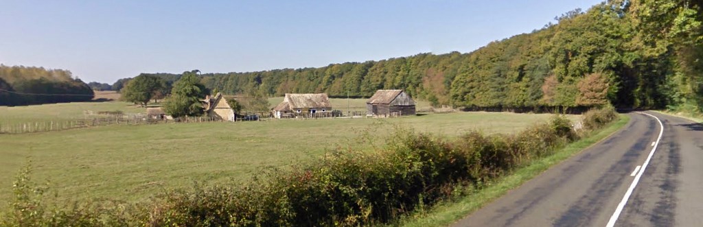 Lisière de la forêt de Bonnétable, sur laquelle une ancienne ferme prend appui (le Petit Parc – Bonnétable)