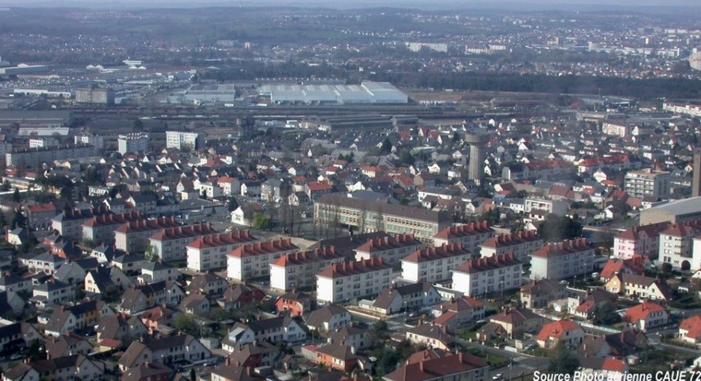 Ambiance urbaine répétitive des maisons en séries de la cité ouvrière des Pins aménagée près des centres de production (Le Mans) (source : CAUE de la Sarthe)