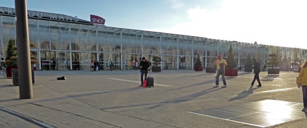 La gare et sa place, un paysage urbain toujours vivant animant le centre-ville (Le Mans)