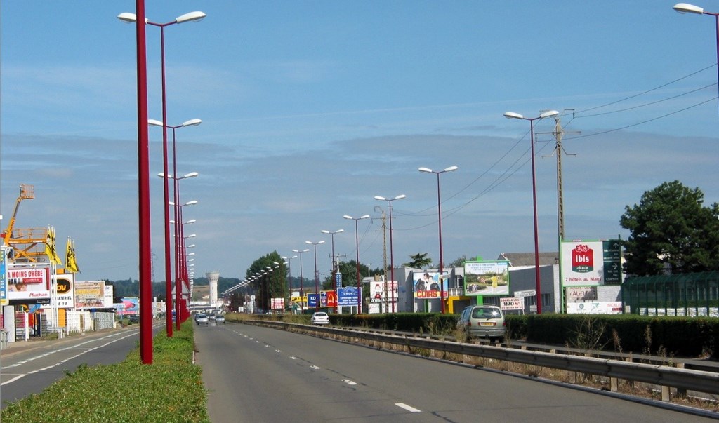 Paysage monumental et banal de la zone d’activités marquant l’entrée sud du Mans, Bd Pierre Lefaucheux (Le Mans – 2015)