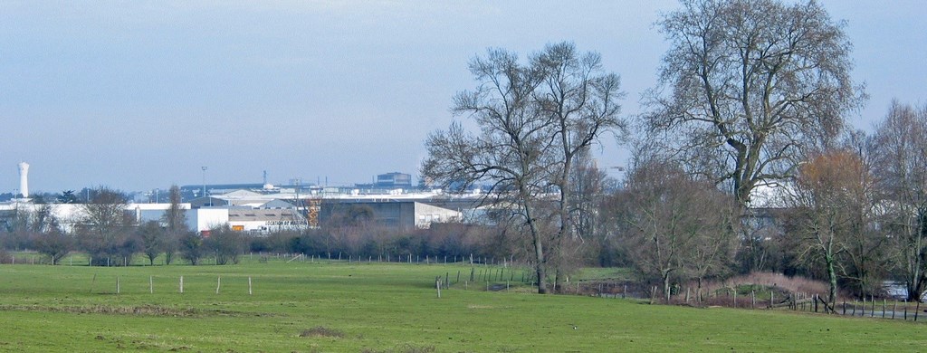 La zone industrielle sud s’est implantée sur les anciennes pâtures inondables de la Sarthe, encore préservées sur la rive droite (Allonnes)