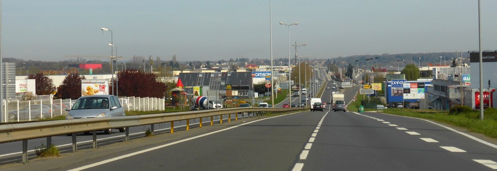 Multitude d’enseignes et de bâti d’activités commerciales dans la zone économique Nord, le long de la RD 338 dans la ZAC des Portes de l’Océane (Le Mans – 2015)