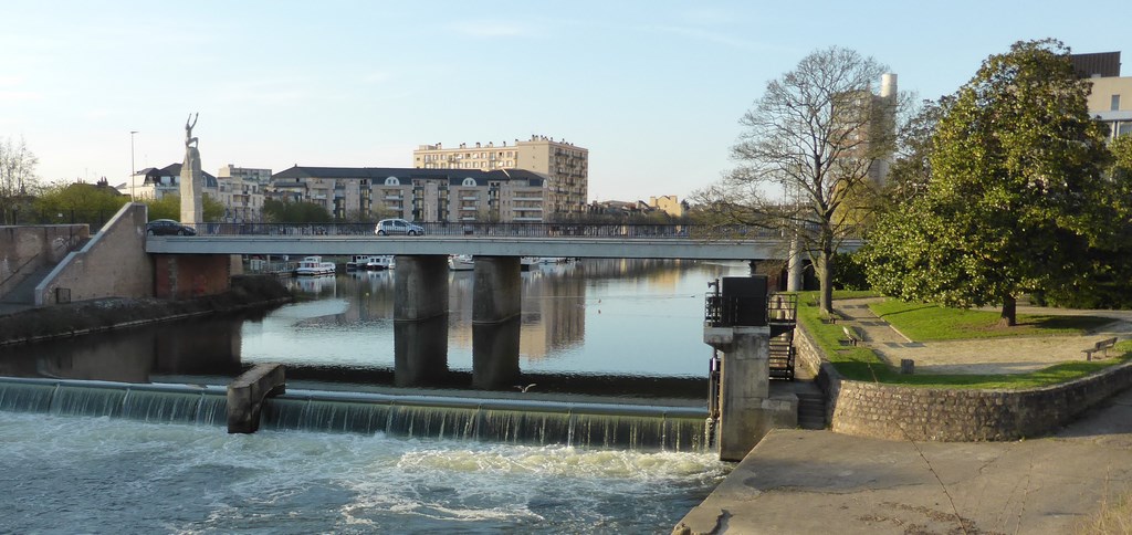 Les berges de la Sarthe font régulièrement l’objet de réaménagement visant à exploiter la vocation récréative de ses abords (promenade, jeux d’enfants…) (Le Mans - 2015)