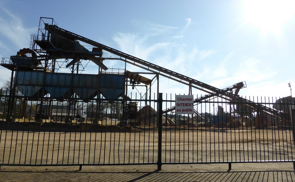 Au sud-ouest du Mans, dans le secteur de Spay, des sites d’extraction de sables imposent leur importante machine dans le paysage (Spay – 2015)
