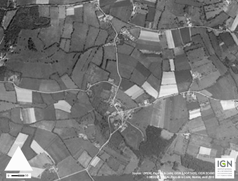 Zoom comparatif des orthophotos de 1958 et 2010 – bourg de Rouillon (BD ORTHO)