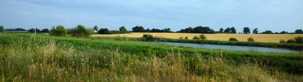 Ponctuation des paysages agricoles par une multitude de réserves d’eau (Juvardeil)