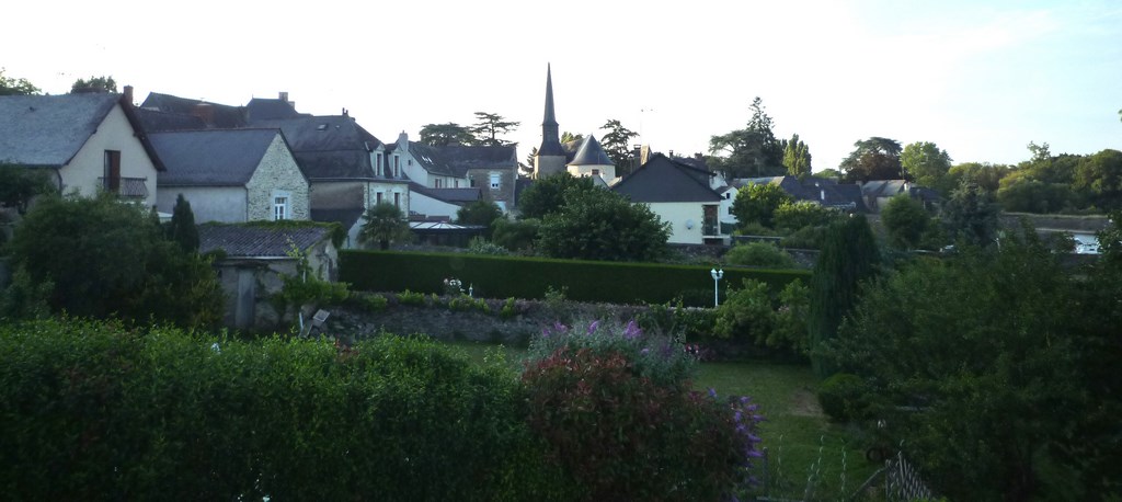 Silhouette étagée de Grez-Neuville sur le coteau prononcé de la Mayenne