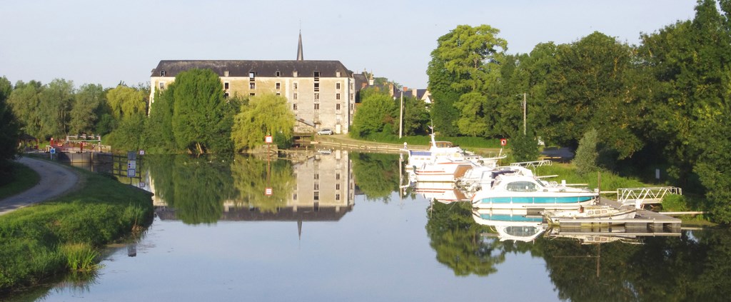 La Sarthe à Cheffes-sur-Sarthe, un patrimoine fluviale très riche : port, écluse, barrage, moulin