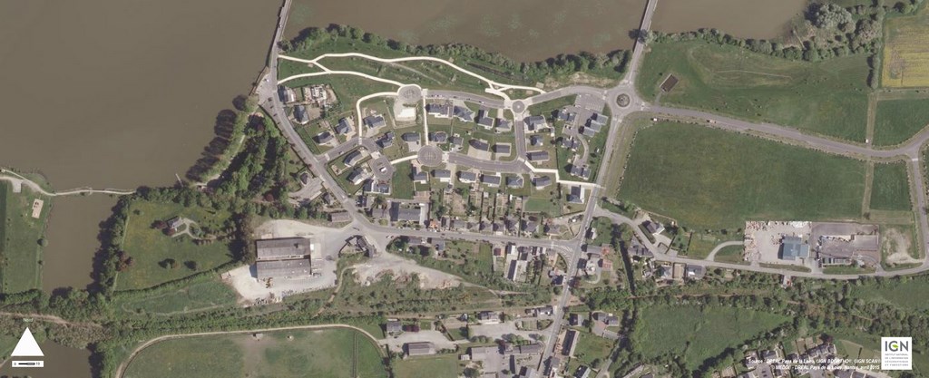 Les développements urbains récents au nord de Pouancé surplombent l’étang de Saint-Aubin (2012)