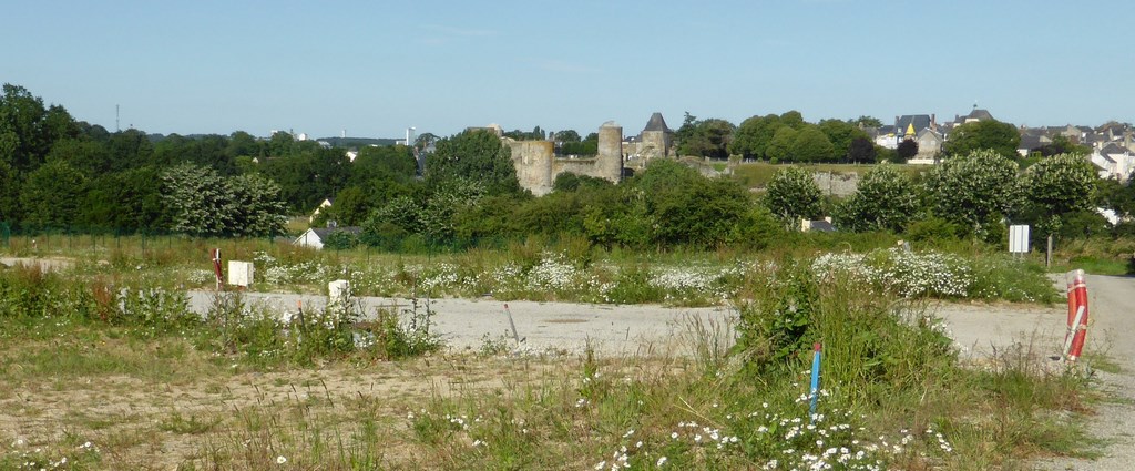 Le développement de l’urbanisation sur les coteaux à l’ouest du bourg fait émerger de nouveaux enjeux en lien avec la préservation des perspectives sur le patrimoine (Pouancé - 2015)