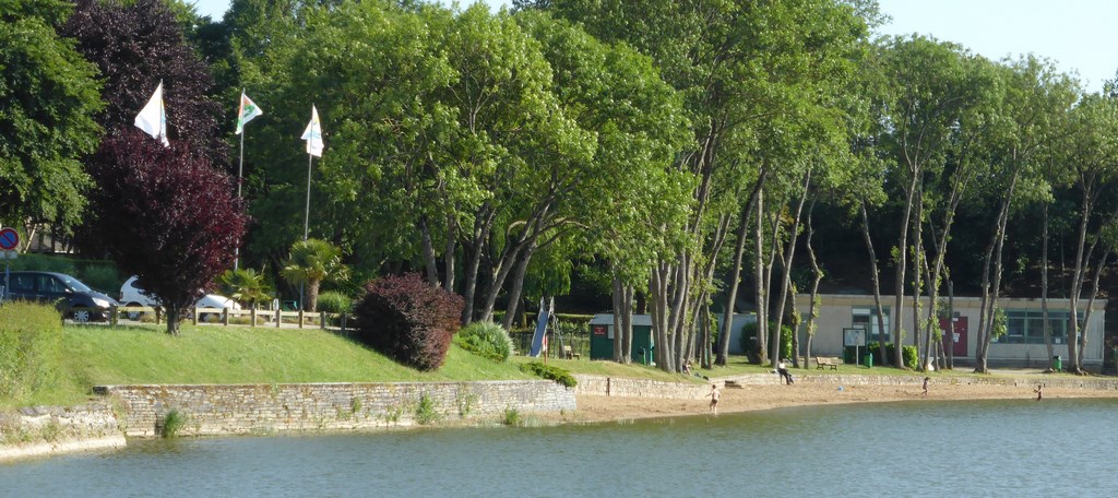Autour de l’étang de Saint-Aubin, les quais ont été aménagés et des équipements de loisirs développés (Pouancé - 2015)