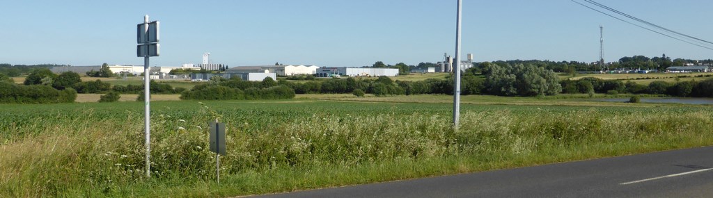 Au nord de Pouancé, le développement de la zone d’activité de la Pidaie est très visible depuis les plateaux du nord (Pouancé - 2015)