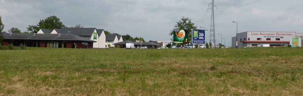 L’entrée nord de Segré depuis la D923 a vu se développer des zones d’activités imposantes (Segré - 2015)