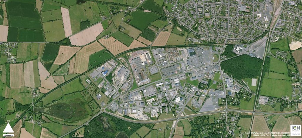 Au sud de Châteaubriant, la zone d’activités s’est développée sur la partie sud de la ville. La voie de contournement de la ville a été prolongée et entoure désormais la frange sud de la zone d’activités (2012)