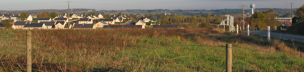 Des bourgs qui s’étendent sur le plateau marquant le paysage de leurs franges pavillonnaires (Saint-Mars-la-Jaille)