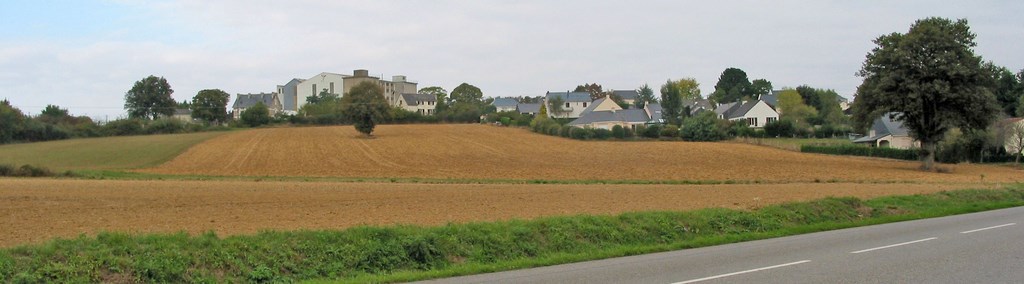 Des extensions pavillonnaires et d’activités qui marquent la silhouette des bourgs (Teillé)