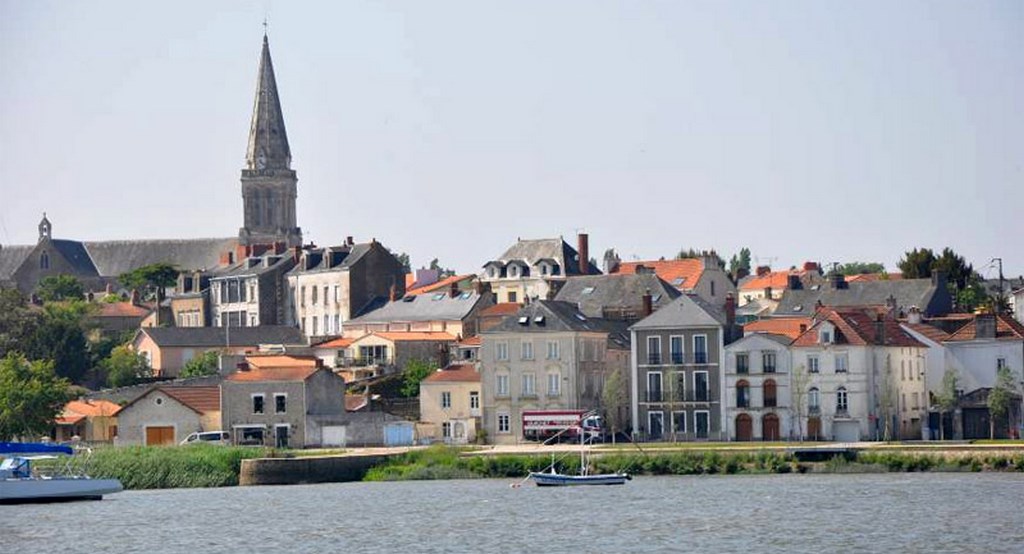 Un bourg qui s’étage sur le coteau depuis sa façade de quais sur la Loire (Le Pellerin)
