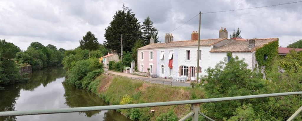 Habitat caractéristique des marais du sud Loire implantés sur les levées en bord de canal (Rouans)