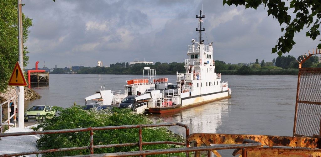 Un paysage fluvial marqué par une navigation active qui fait vivre quais et cales : le Bac entre Basse-Indre et la Montagne