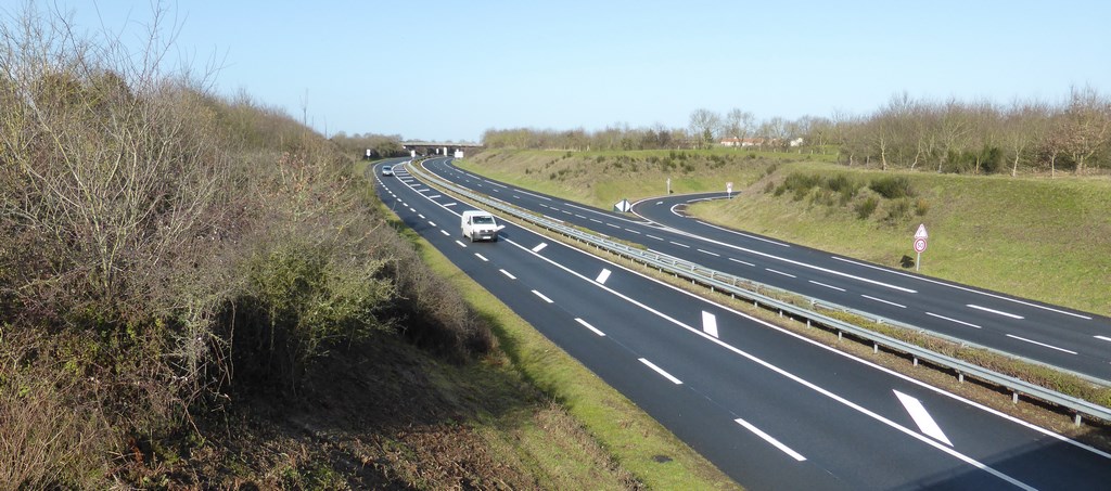 Le contournement du centre ancien sous forme de 2x2 voies accentue l’inscription des infrastructures routières dans le paysage. Les talus végétalisés forment un écran entre la route et l’espace urbanisé (Bournezeau - 2015)