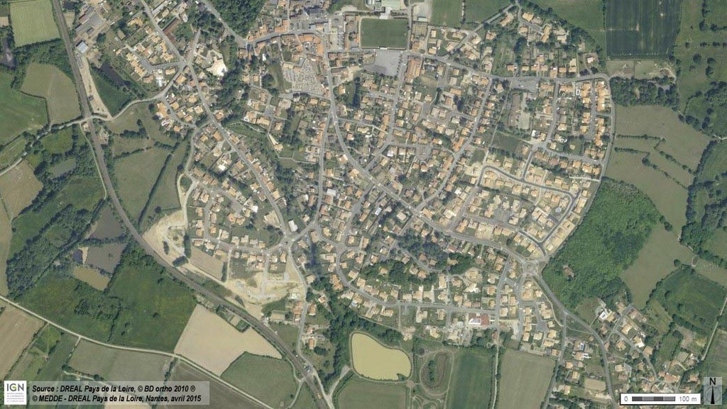 Extension de l’urbanisation sous forme de tissu pavillonnaire au sud de Nesmy (2010)