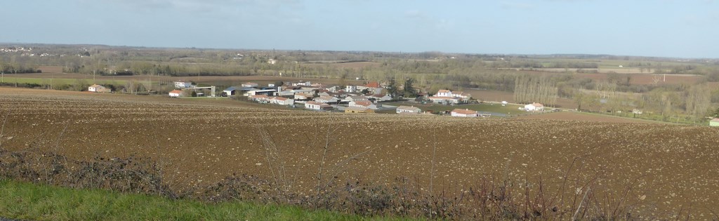 La destructuration de la maille bocagère et l’ouverture des paysages révèle les extensions urbaines (Sainte-Pexine – 2015)